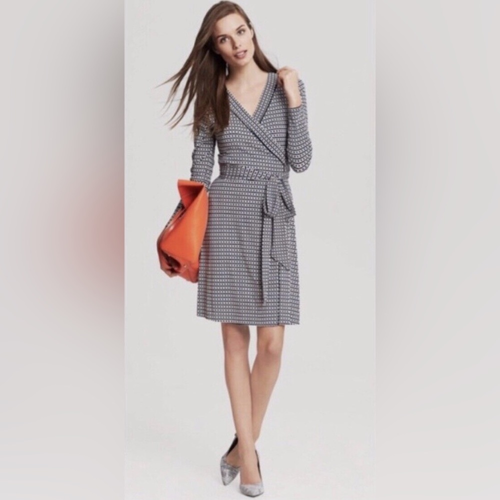 Banana Republic Gemma Wrap Dress
Chain Print Navy Blue White Nautical in Size M.